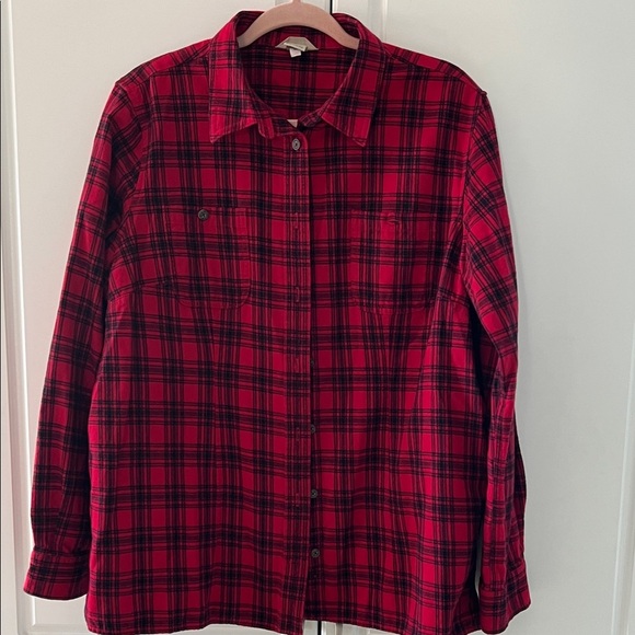 Duluth Trading Co Tops - Women’s Duluth, red and black button-down flannel